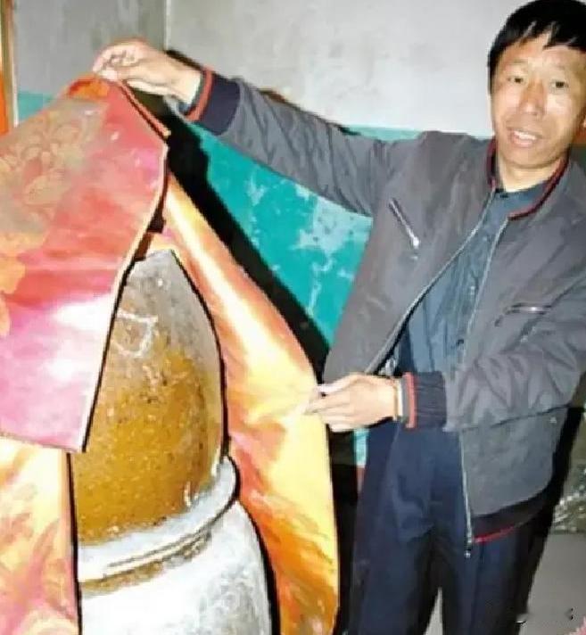 2000年，江西一农民去世后，儿子将父亲遗体放进了大缸。村里人纷纷说儿子不孝，没