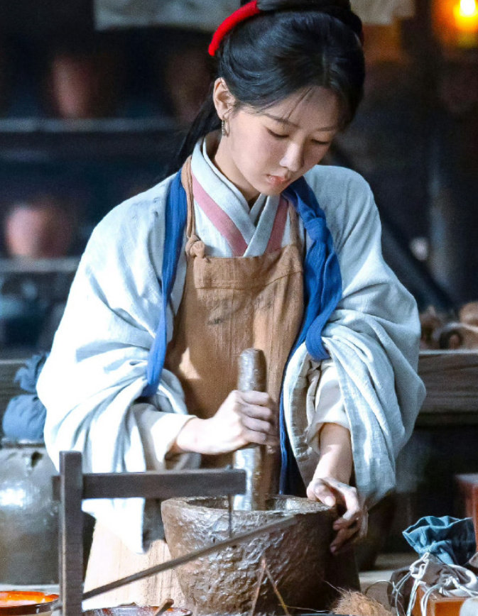 短剧抄袭的底线在哪杨紫国色芳华海报曾被短剧抄袭近日，有短剧根据《家业》前期释放