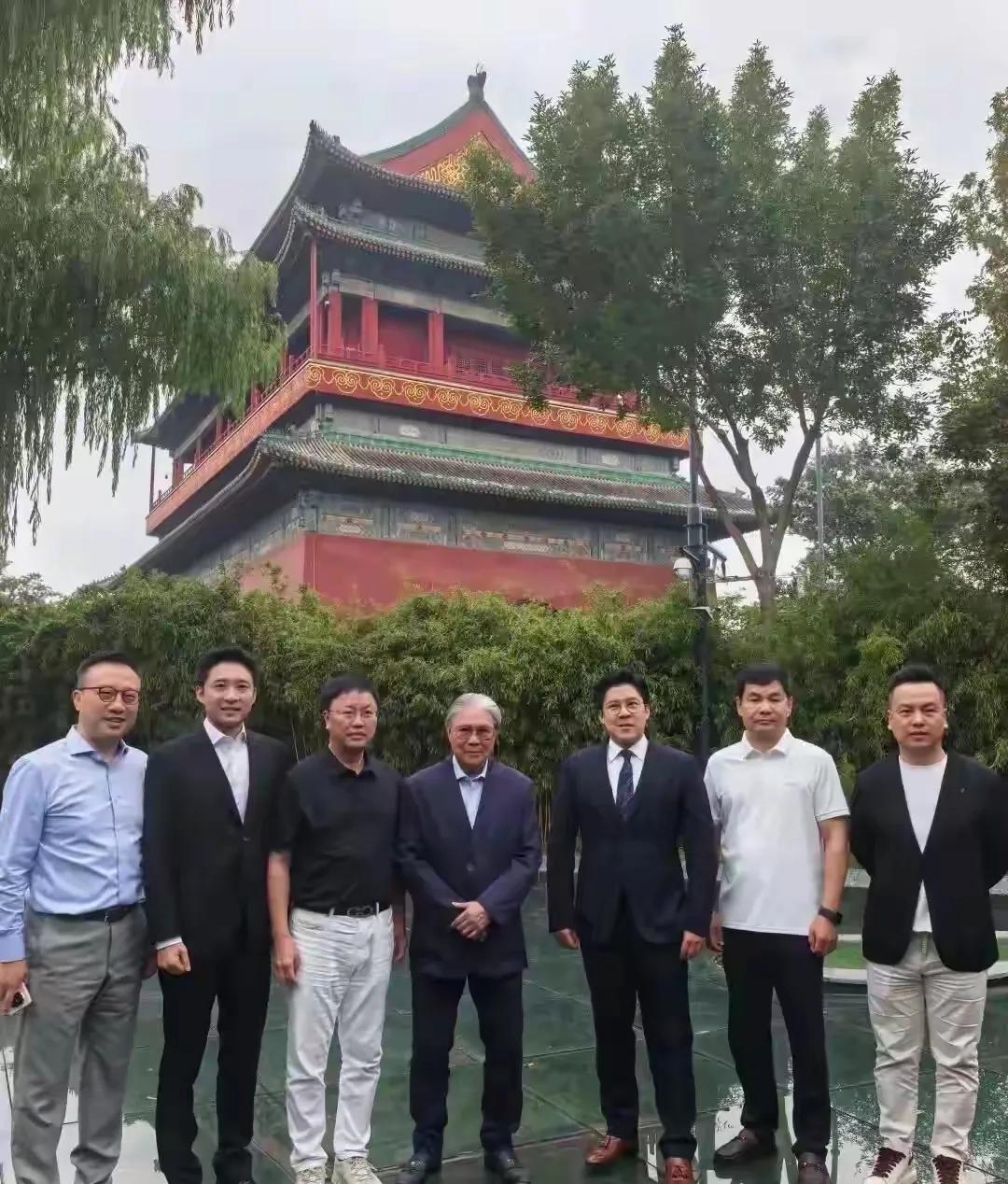 霍家父子现身北京，尽显风范霍震霆带着霍启刚、霍启山父子三人现身北京，画面里