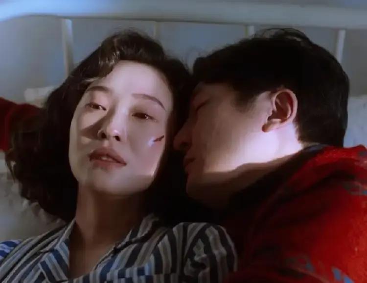 他们原本能救活舅妈，却亲手写死了她。编剧团队抽屉里藏着舅妈康复的支线剧本。