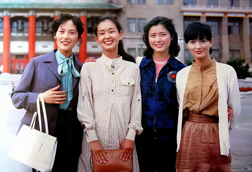 这张照片拍摄于1983年，中国内地女演员宋晓英、姜黎黎与日本艺人中野良子和泉纯在