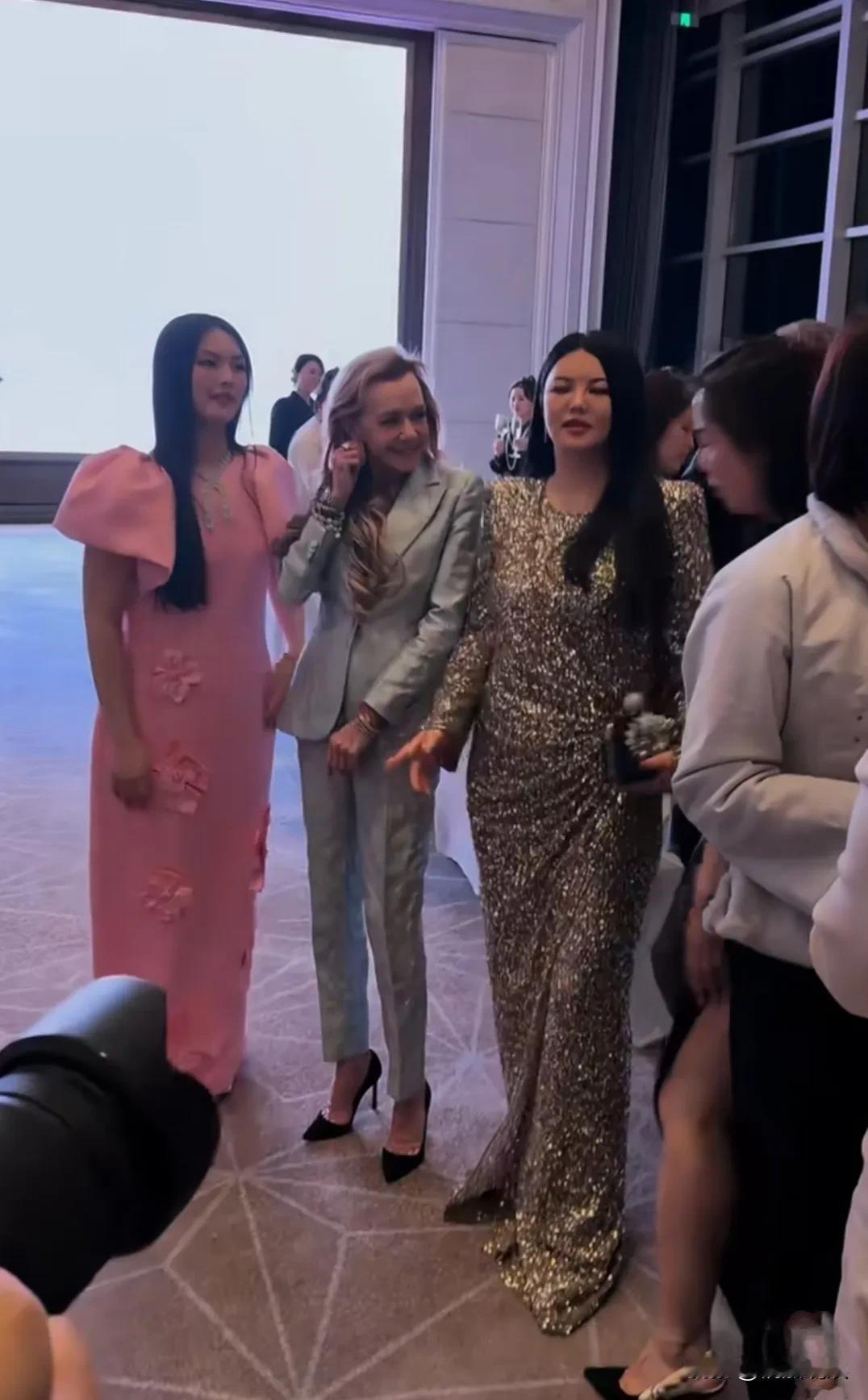 李湘真没有网友说的那么胖啊，她只不过是脸比较胖而已。看她带着女儿在哈尔滨参加活