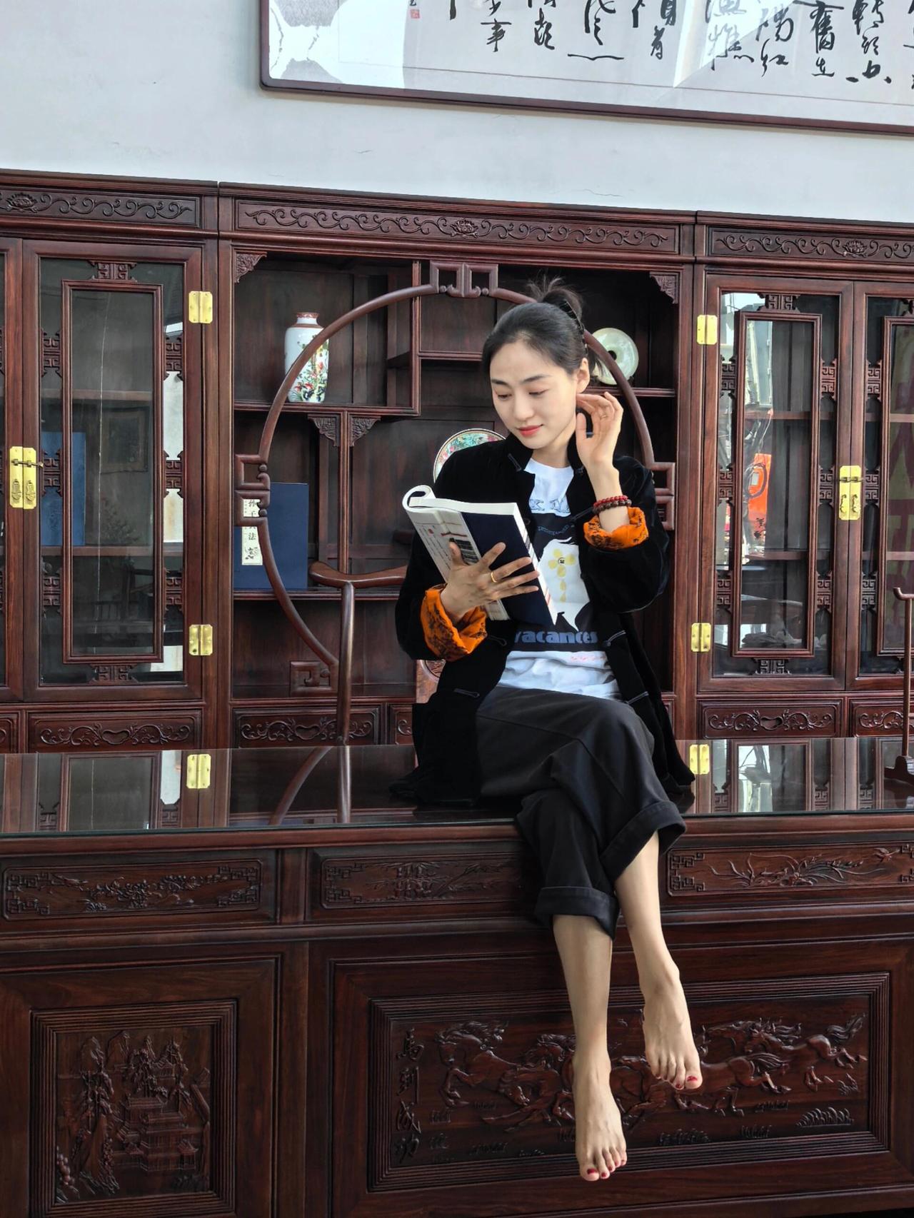中式家具与中式美女相结合的东方之美。