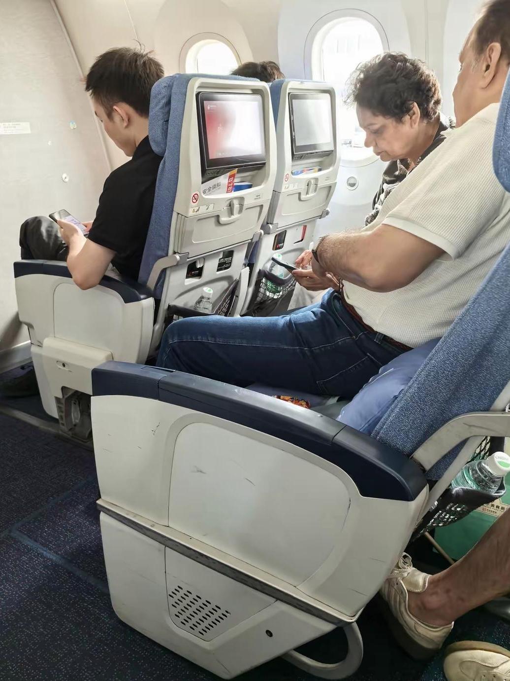 太让人恼火了！上海飞往北京的航班上一对印度夫妇登机后，女方直接脱鞋把脚架在座