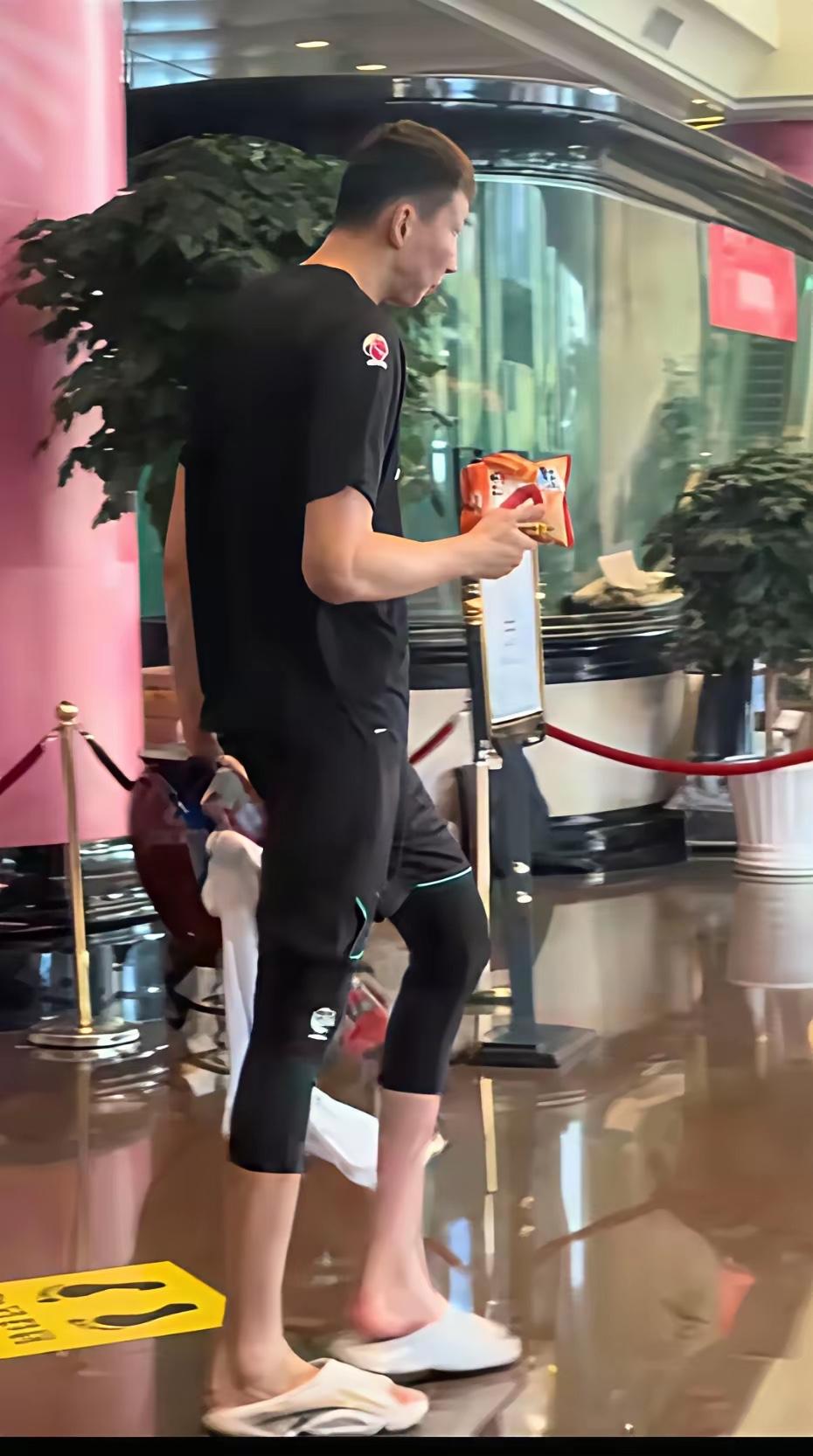 客观来说，周琦是姚明王治郅以后中国最强中锋。十个杨翰森也赶不上巅峰期的周琦。周琦