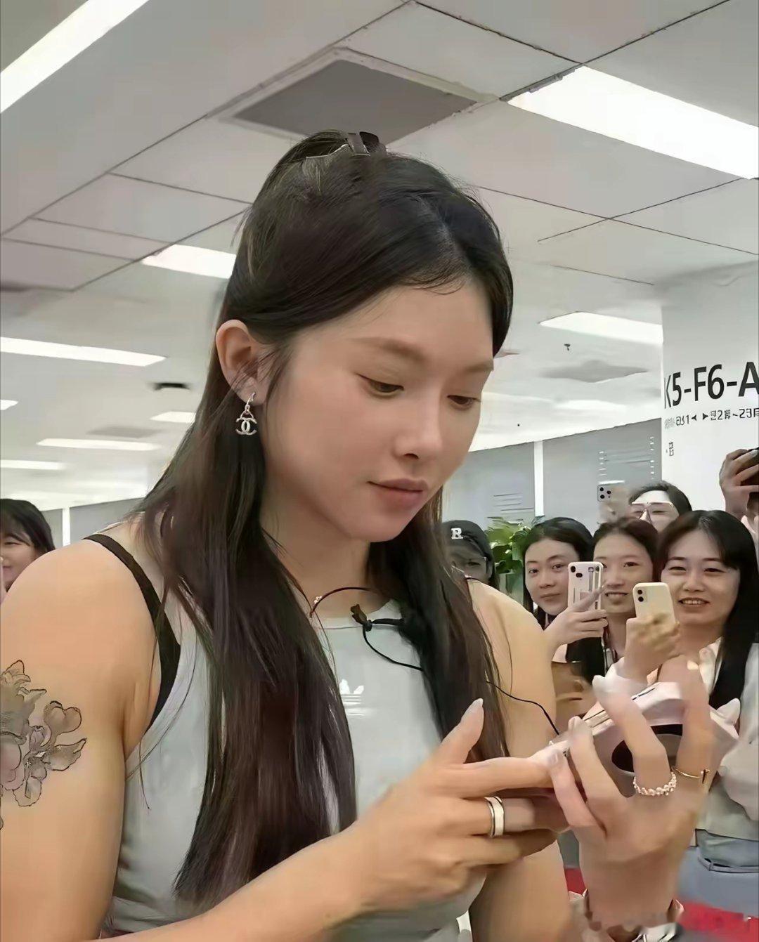 别说，细看一下感觉还挺好看的！其实我一直觉得吴艳妮挺优秀，抛开运动天赋不谈，站在