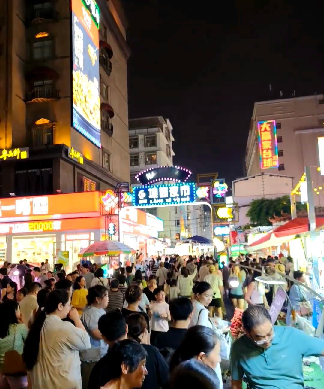 琅西夜市可怕可怕可怕到处人挤人，南宁真的变成旅游城市了。昨晚出门凑了下热闹