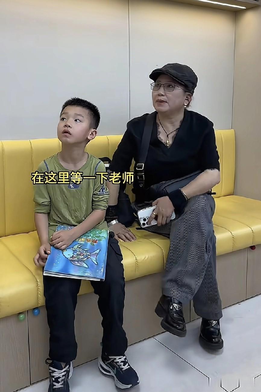 秋天这孩子被彻底养废了，我就说有的老人带孩子真不行，秋天上课，外婆不放心跟到
