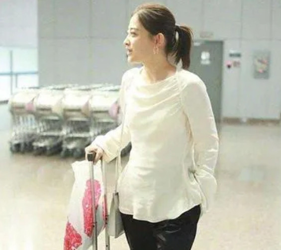 白T黑裤也能炸街？48岁梅婷牵着女儿，机场像私人秀场。她把最乏味的白T塞