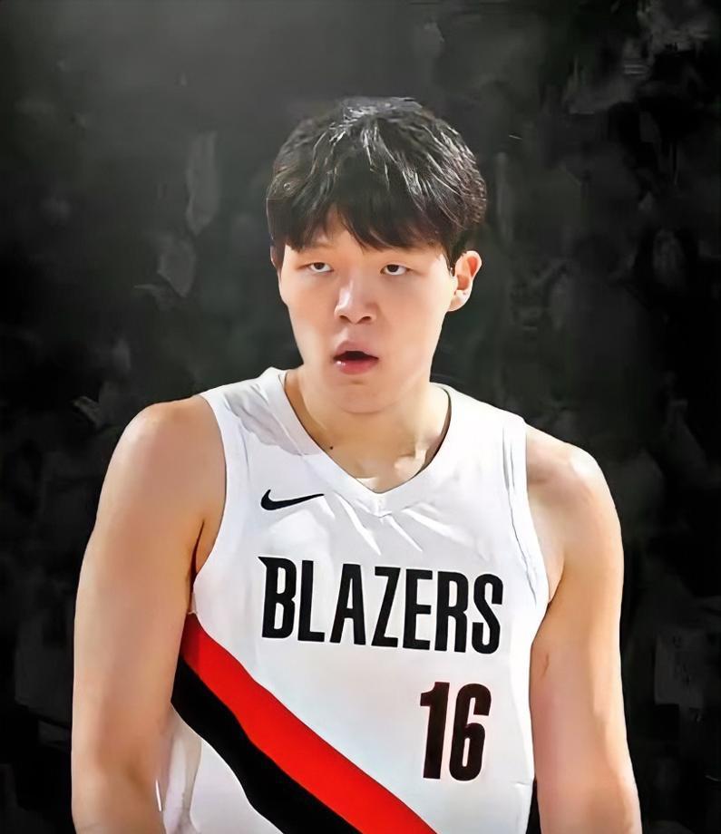 杨瀚森上场11分钟，只犯1次规。没炸，没崩，没被换下时全场嘘声。教练组给他戴