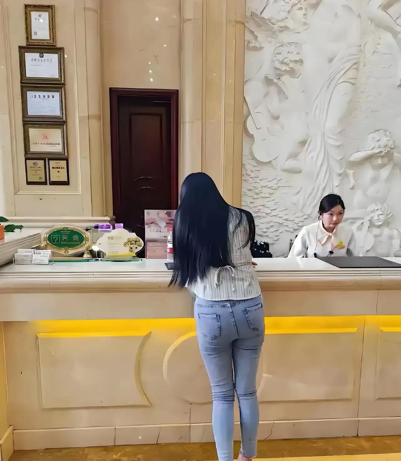 服务员看到了什么，为啥这样的表情？大家猜猜这是咋了！