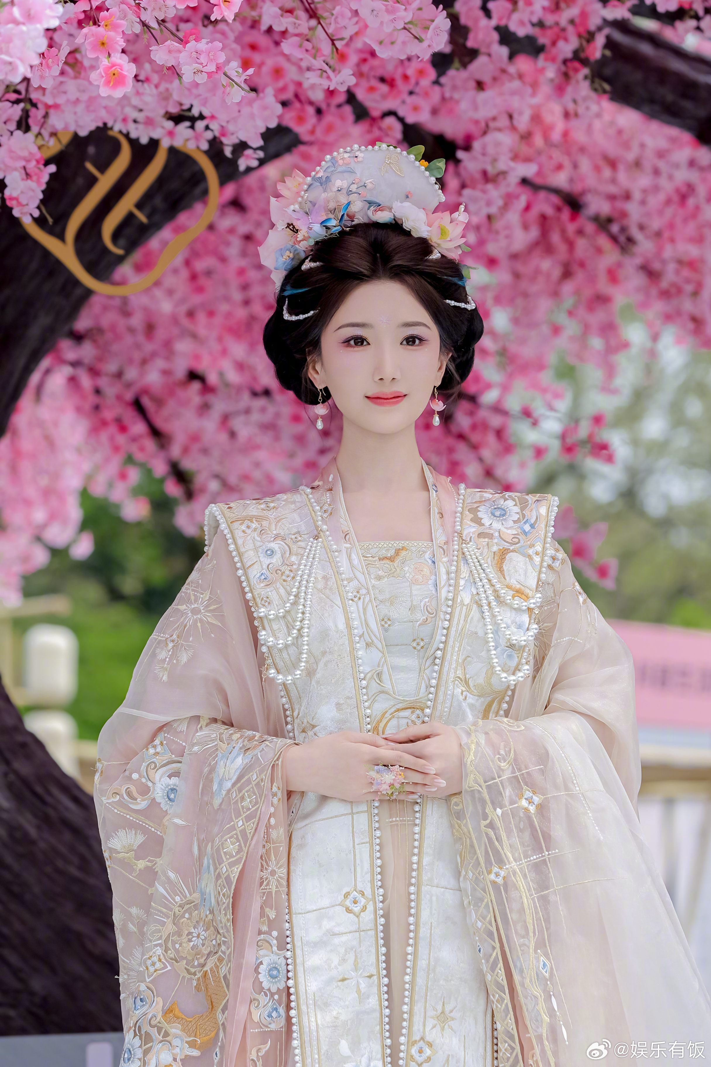 毛晓彤花神妆毛晓彤空降花朝盛会，十二花神巡游造型美出圈！沉浸式解锁春日花神妆造