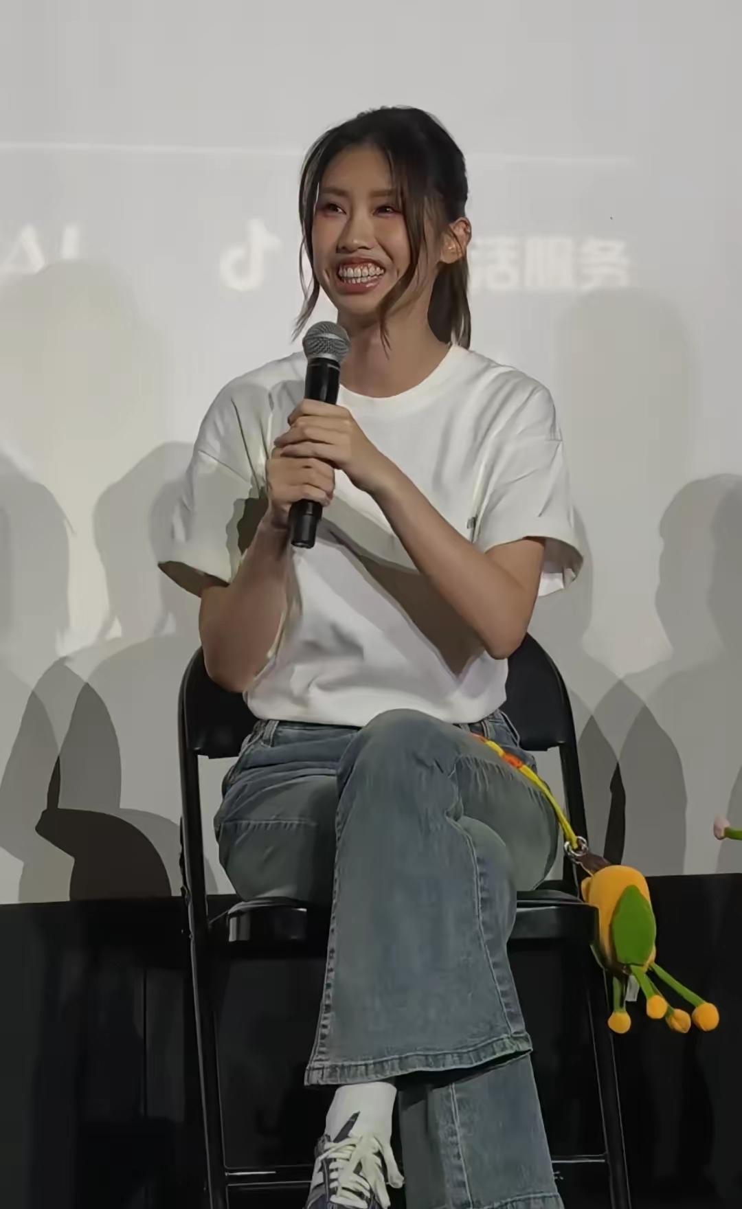 冯小刚咋不给养女徐朵整一下牙呢？最近，徐帆带着徐朵亮相电影嘉年华活动。看