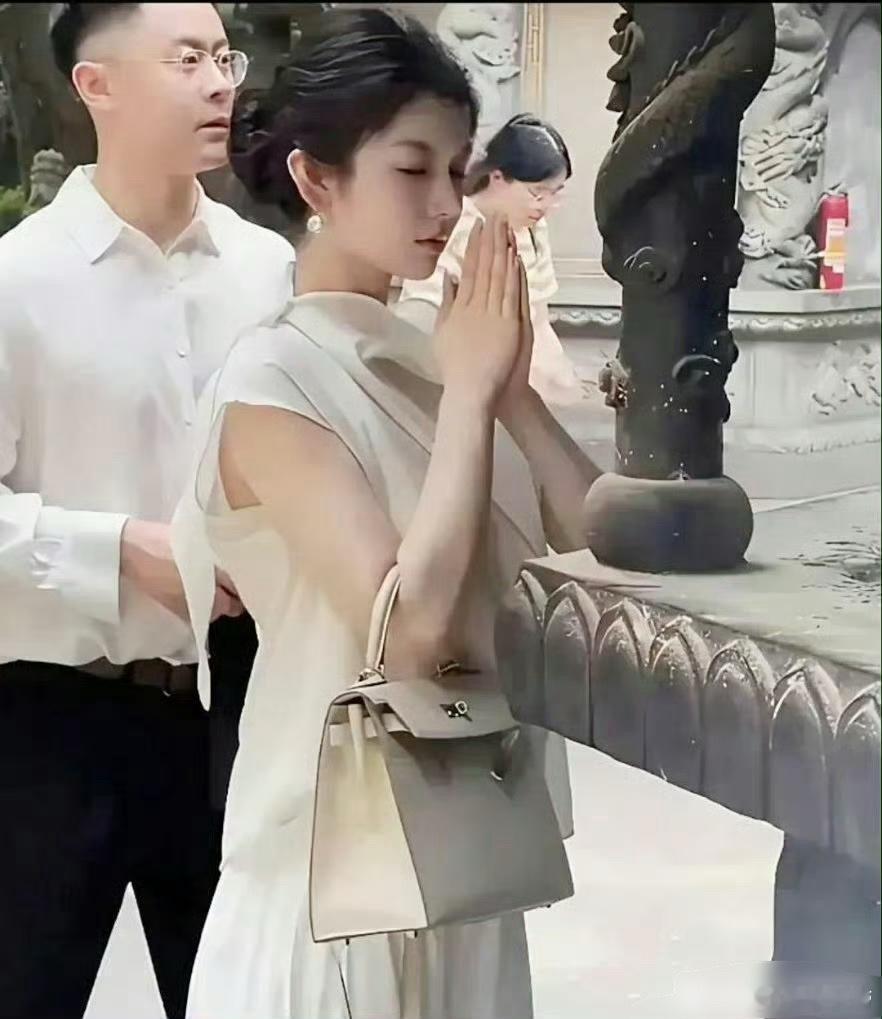 感觉她什么都不缺啊，求啥呢