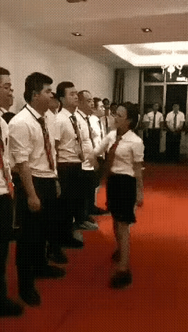 作为一个男人活得如此卑微，为了什么？难道就是为了几两碎银，如果这样活着，还不如回