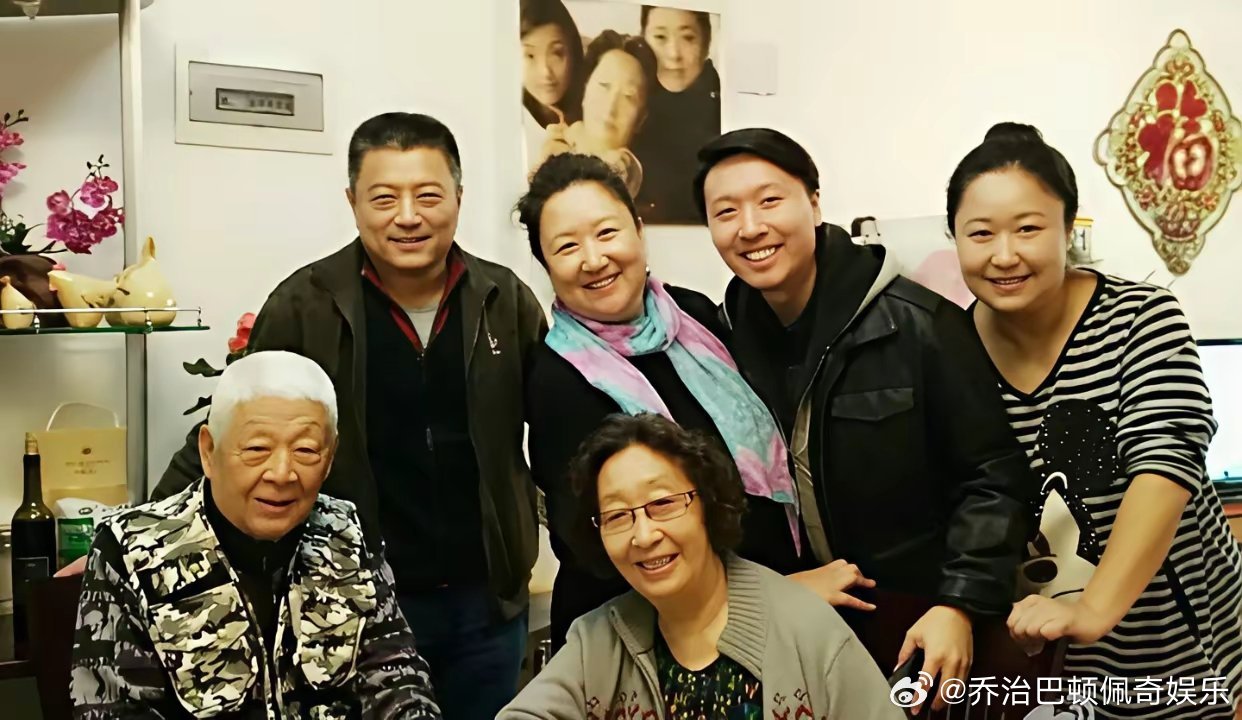 老演员彭玉跟第一任丈夫赵文欣都是哈尔滨话剧院的演员。婚后生下赵玲琪和赵珈琪，姐妹