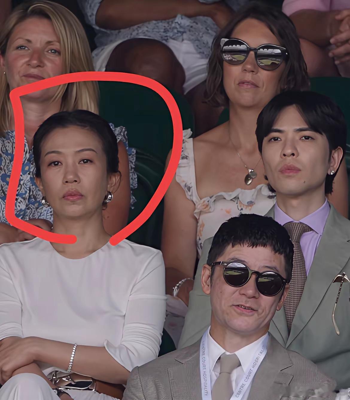 萧敬腾与妻子，感觉精神状态还是能看得出来年龄差，老婆林有慧明显充满了疲惫感，整个