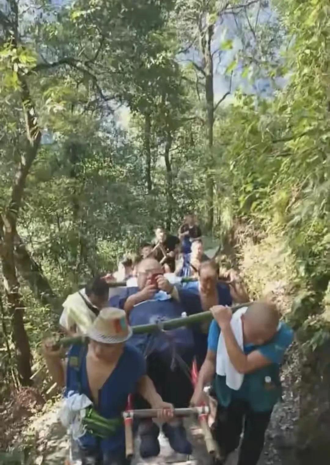 关于263斤男子花21200元请9个人抬他上峨眉山扒了一下这个人的背景根