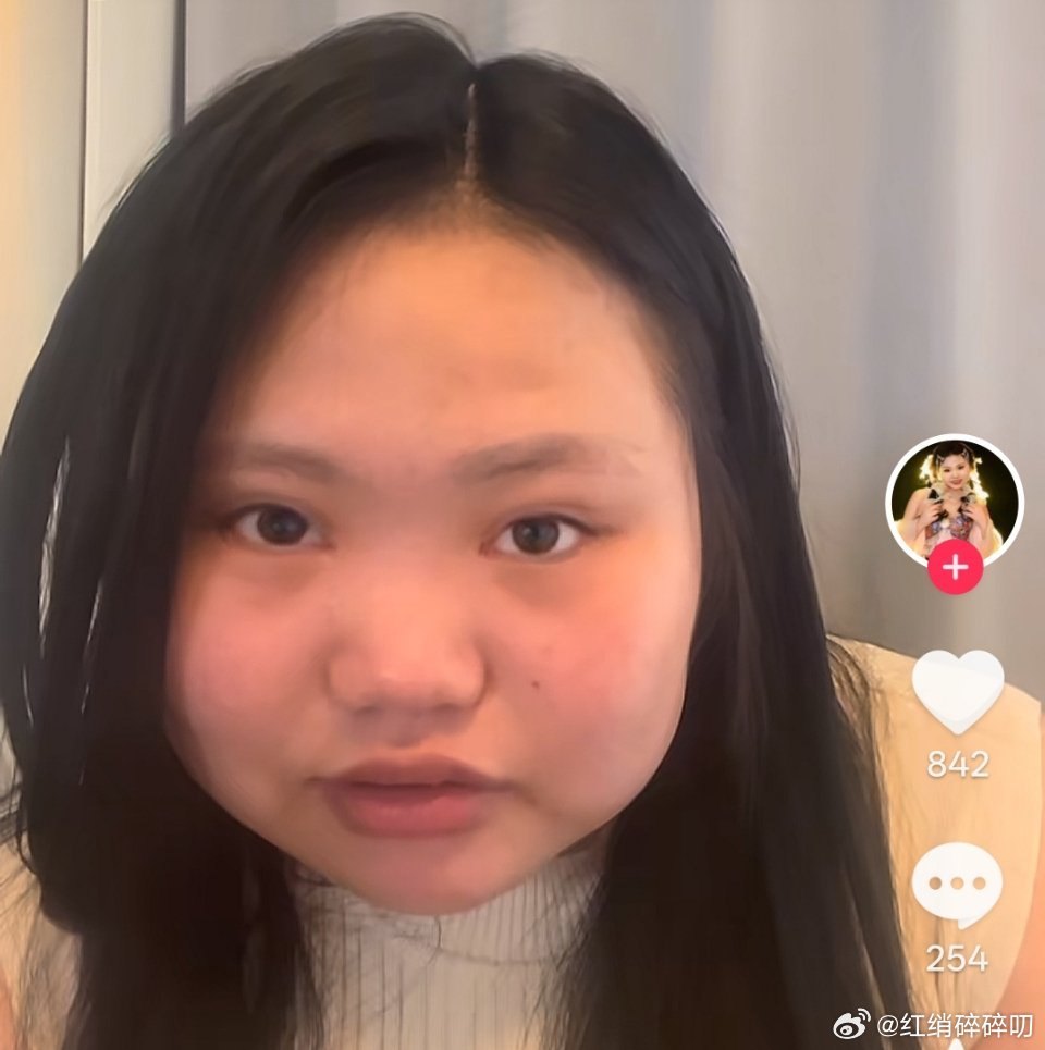 抖上意外刷到这个姑娘，觉得面熟，想了半天，这姑娘不是以前那个年代经常用力大喊“：
