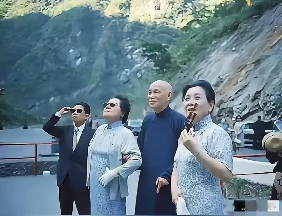 画面中的这四个人，乍一看以为是两男两女，其实是一男三女，老头搀着的这个老太太，是