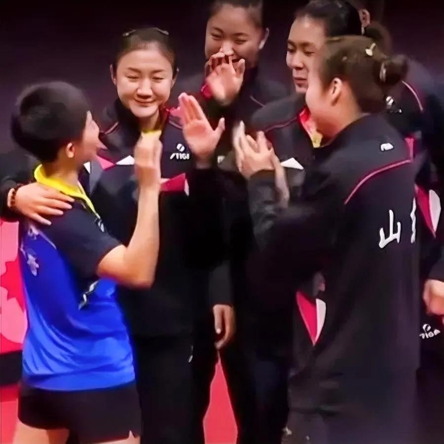 山东队夺冠了，我却替现场捏了把汗。不是冠军不配，是满场喊“何卓佳”的声音，太