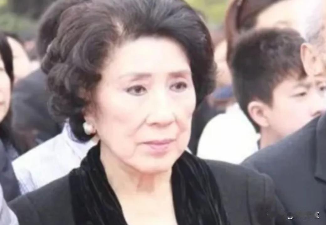 2005年，张灵甫的妻子王玉玲应邀参加抗日纪念活动时一张罕见的留影，她一辈子都没