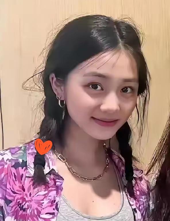 黄多多刚在抖音发完一条日常，评论区就炸锅。网友扒出她在纽约大学读大二，宿舍窗