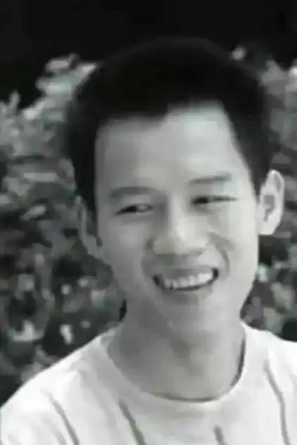 2003年的珠海，一名23岁保安冒死救下正被3名歹徒侵犯的女教师，谁知两