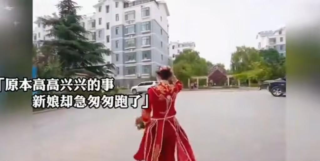 新郎刚把新娘背出单元门，新娘子突然从新郎背上滑下来跑掉了，众人纷纷愣住，以为新娘