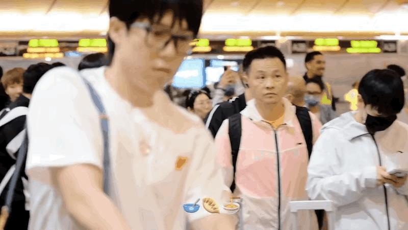 洛杉矶等待起飞回国的哥姐，发现没有？头哥壮实了不少不过有185的个在那撑
