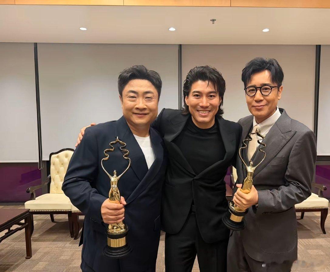 这个新导演太猛了。第一部导演作品，就有两个演员获得大奖，一个是于和伟，一个是乔杉