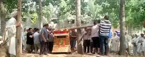 村里的小刘给村里帮忙埋人，他负责在墓地放炮，不知怎么会事，那个礼炮墩子突然炸开了