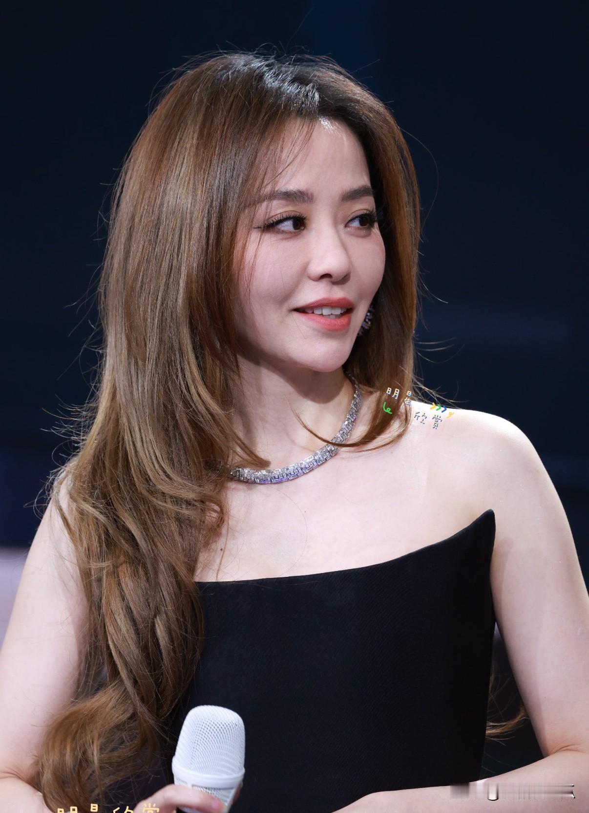 张靓颖患的那个带状疱疹小时候就听奶奶说过在农村叫蛇缠身，光听名字就挺吓人的，