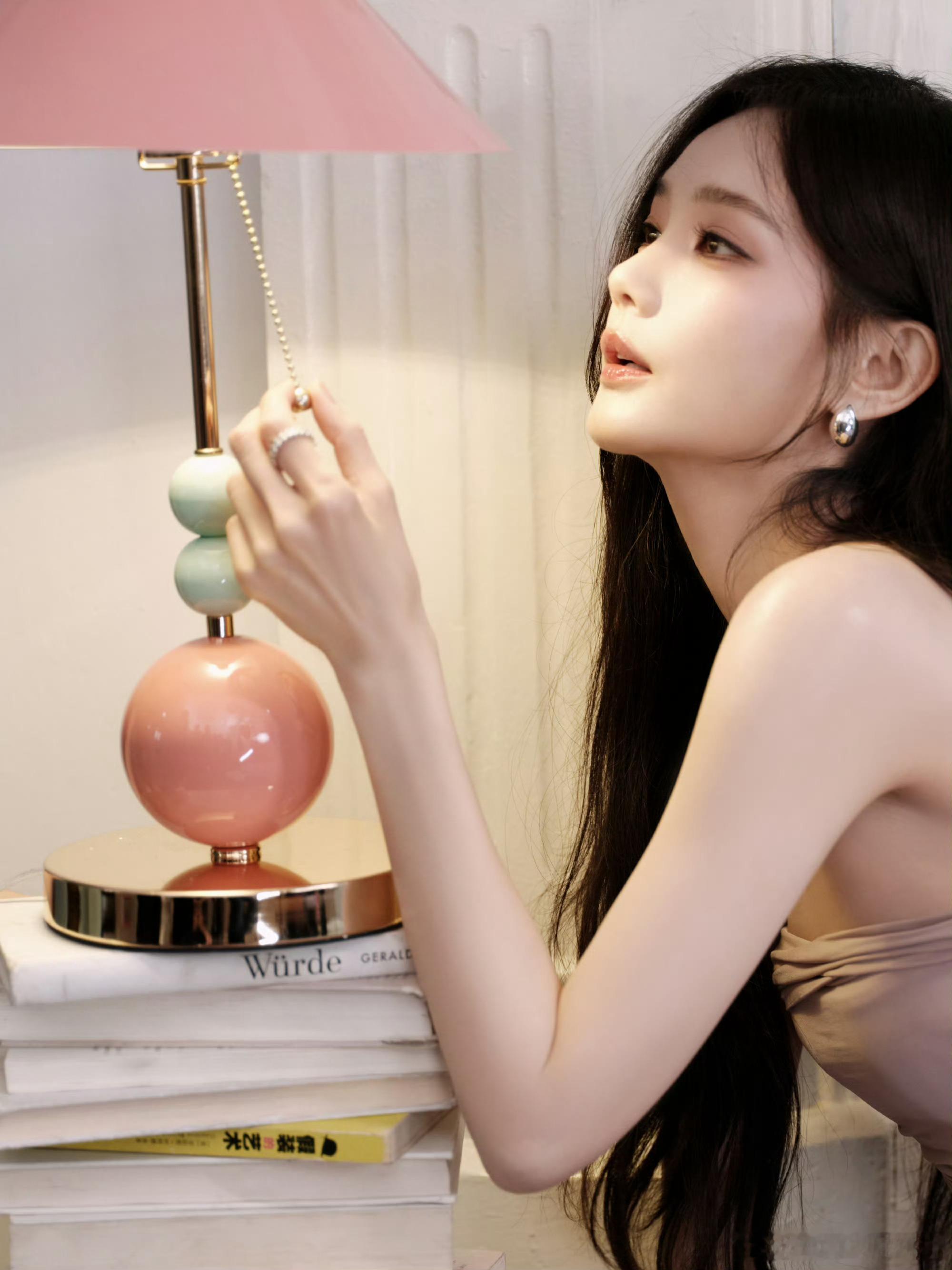 李一桐今天线下活动造型，ALEXPERRY粉丝褶皱连衣裙，美是挺美的她的发型