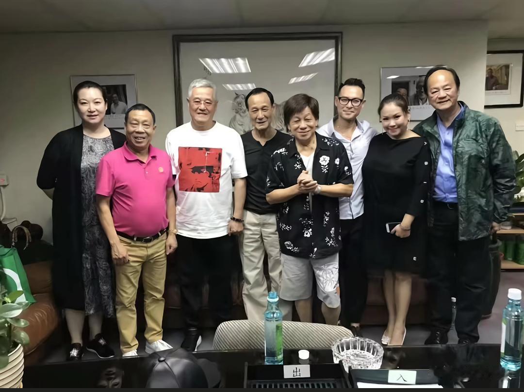 2018年，内地喜剧大师赵本山，和香港功夫圈的几位老牌巨星一张罕见的合影。除了赵
