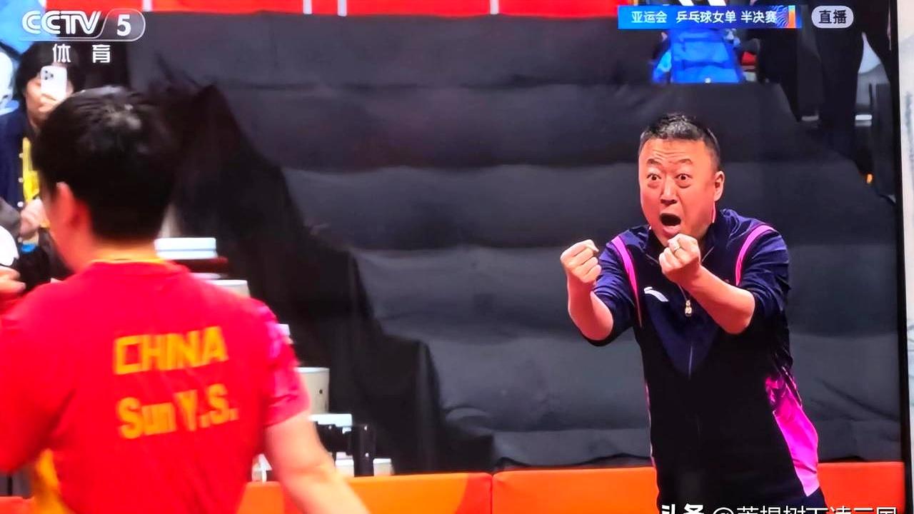 王曼昱那场球看得人真难受，大汗珠子顺着头发往下淌，衣服湿得贴身上，擦汗的功夫对手