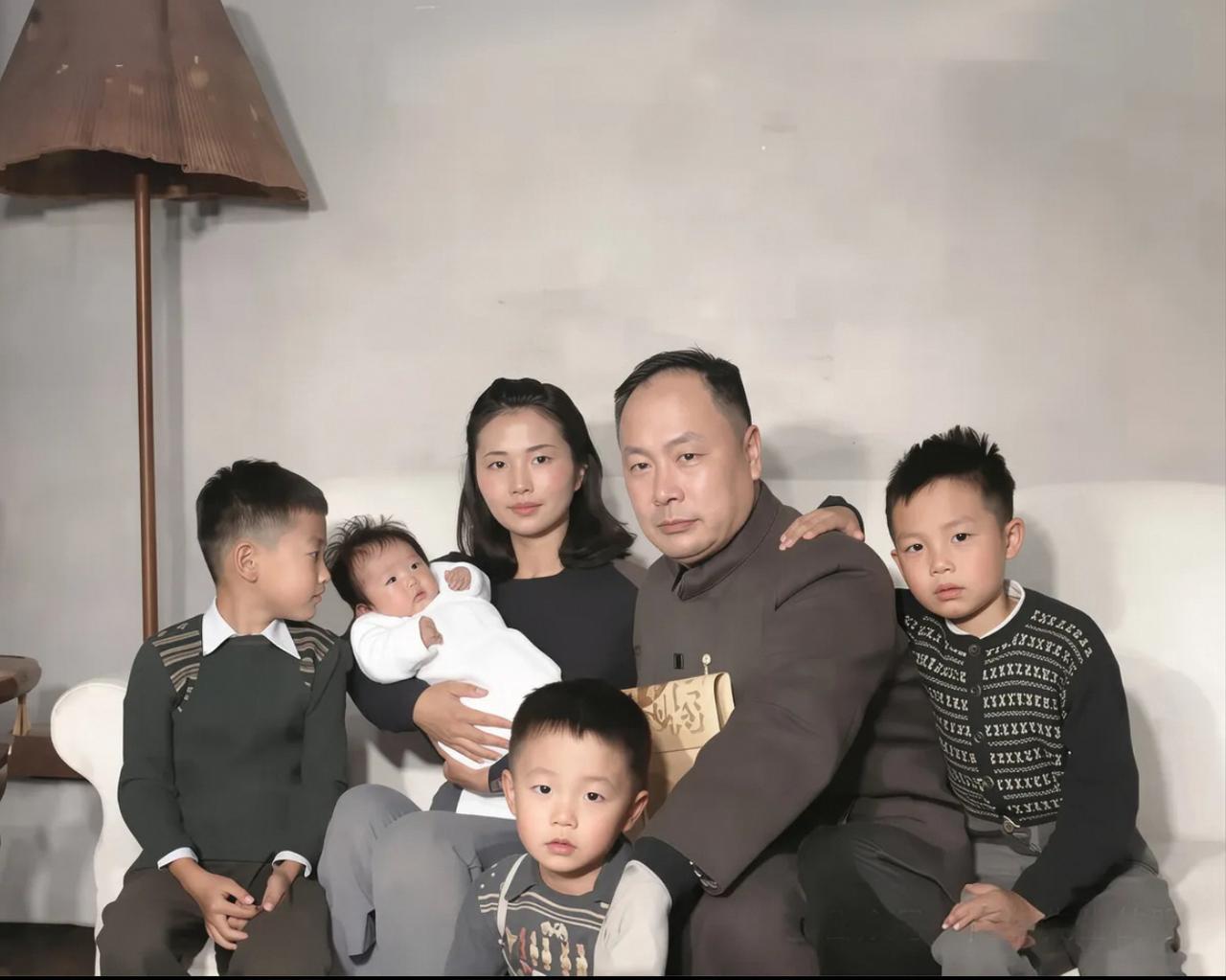 1951年，陈毅元帅与夫人张茜拍下一张全家福。不得不说，张茜年轻时，长得真美