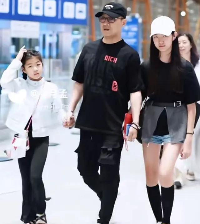 第一次见汪峰带着二女儿汪景怡公开亮相机场，此次去日本旅游，汪峰带着自己的三个孩子