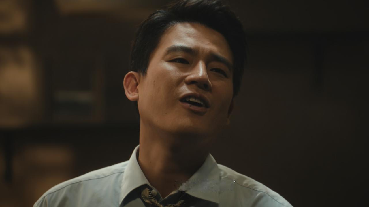 《交锋》原来，国安的内鬼不止李凤歌。林看山突然发现门上的一丝衣服纤维，脑海中自动