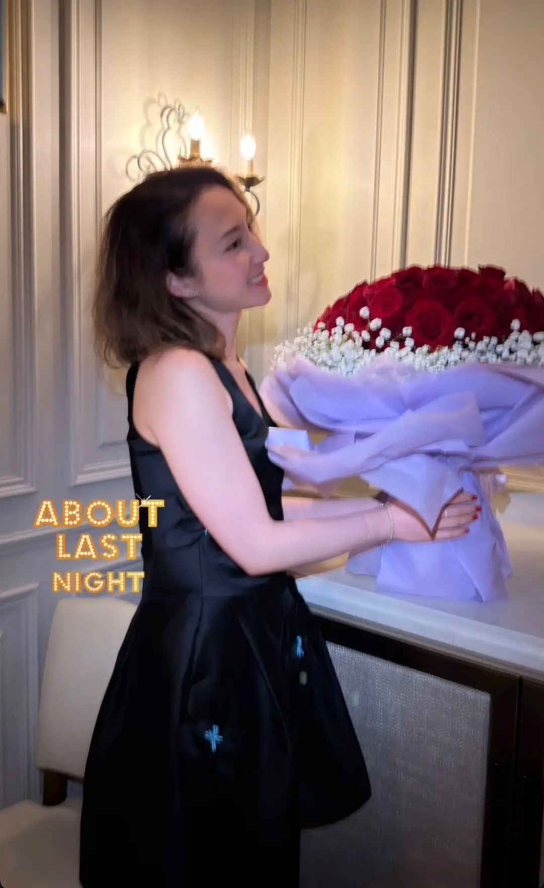 何超云与新男友过首个情人节，手捧玫瑰笑不拢嘴，两人吃大餐庆祝！