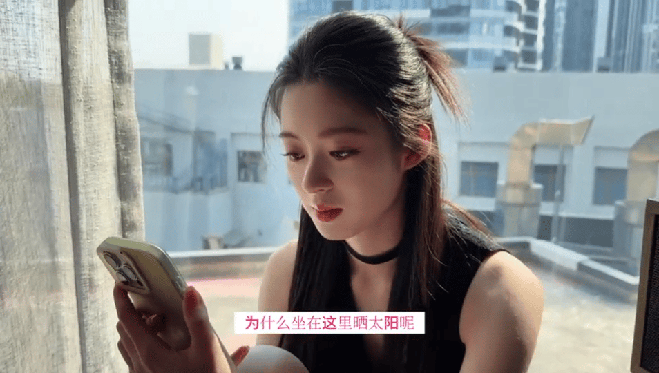 黄杨钿甜打卡颠倒世界被黄杨钿甜这身穿搭惊艳到！黑裙长靴酷美又大气，不经意的pos