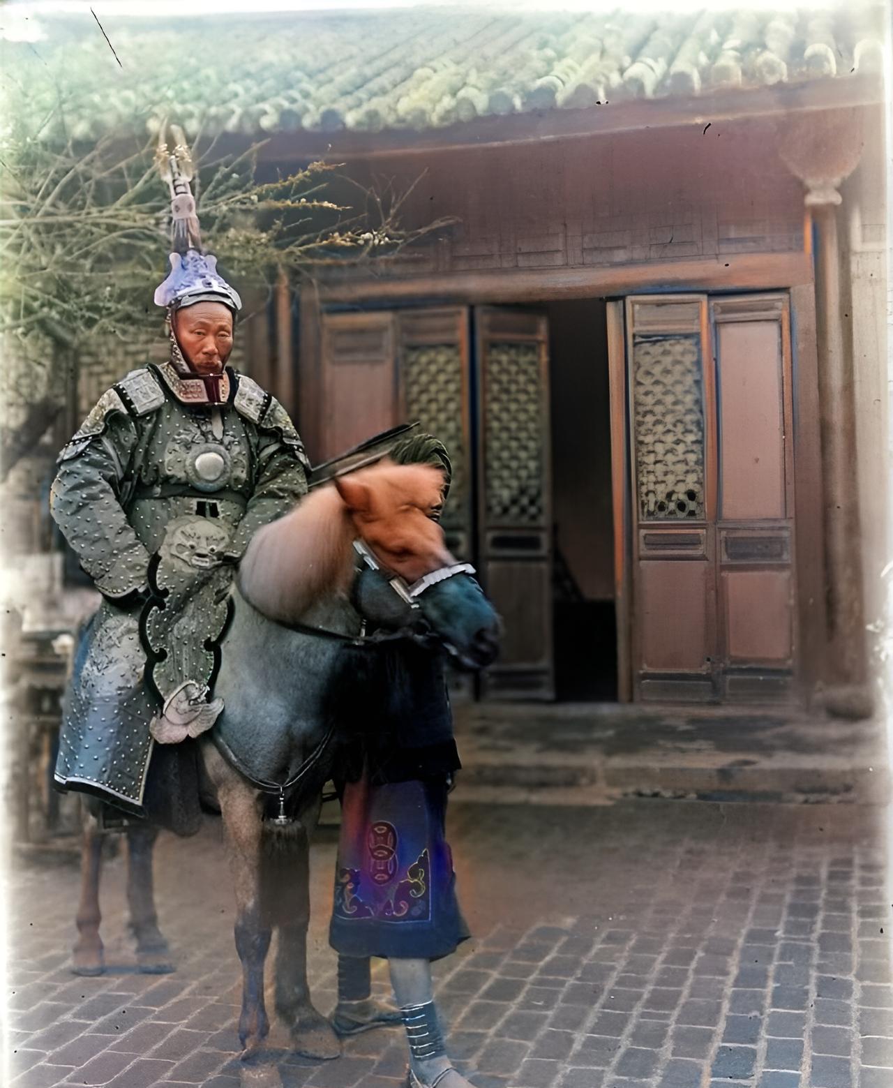 这是清朝武将身穿甲胄坐在战马上。这名武将正是清朝赫赫有名的戍边大将苏元春。这身甲