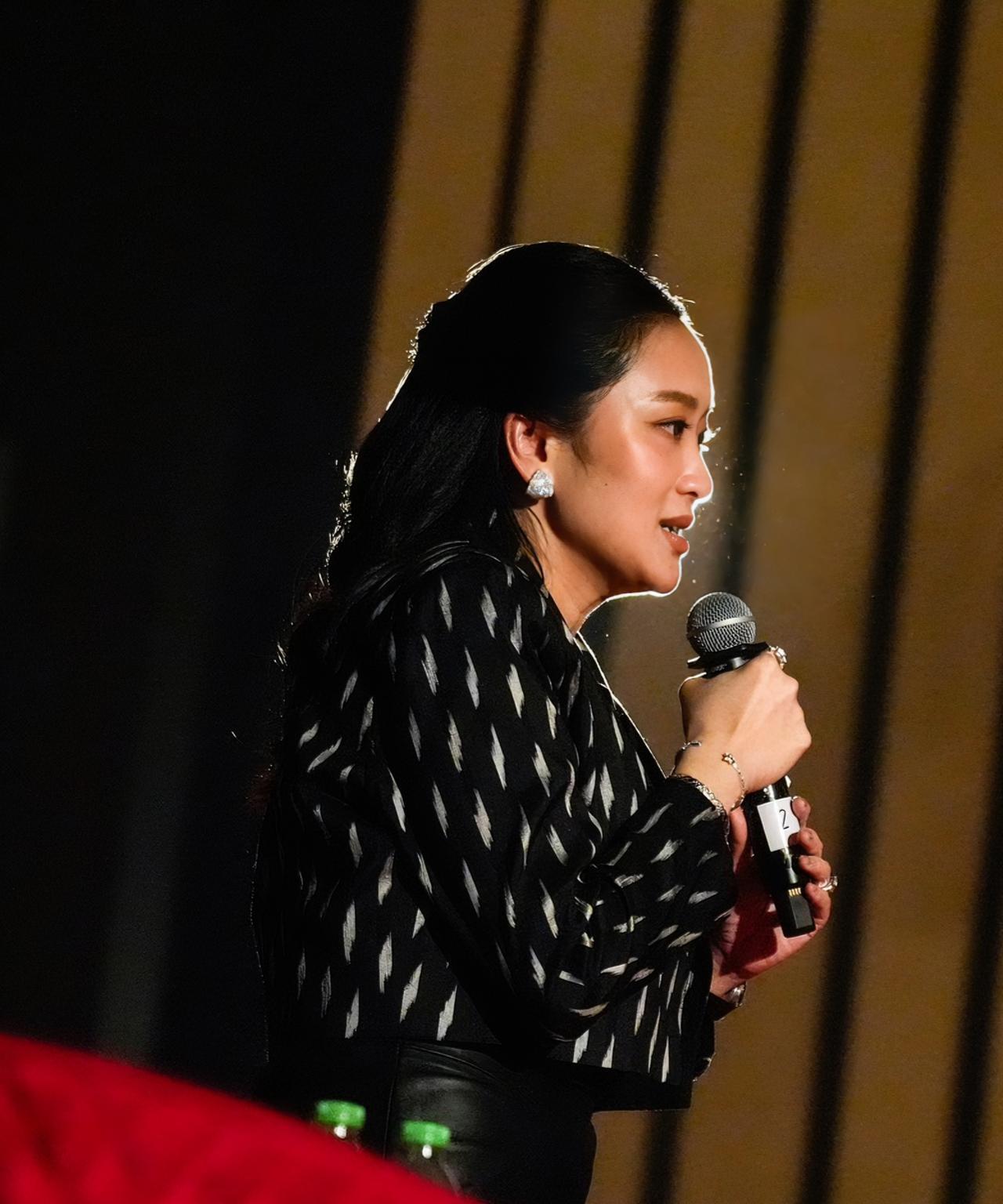 佩通坦最新造型好美，兢兢业业出席会议2025年11月10日，为泰党举办首届“登