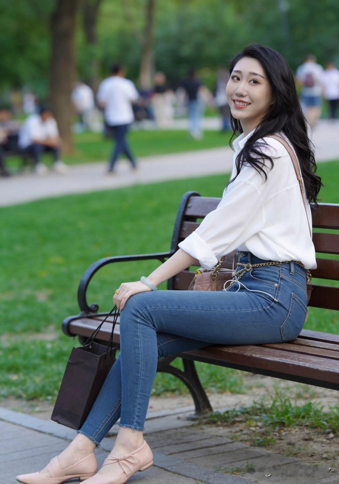 阳光下的微笑，公园里的悠闲时光🌞🌳👩‍❤️‍💋‍👩怎样能拍出好看的街拍