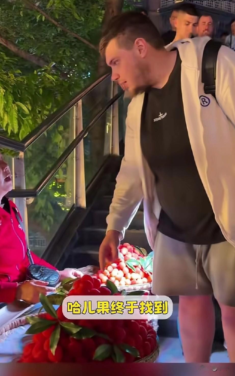 终于知道重庆的哈儿果卖给谁了，原来是卖给老外了，这你敢信？最近有很多老外在外