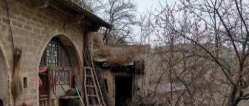 1970年初，孟繁成背着帆布包站在山狗子大队的土坡上，沟壑里的风卷着黄沙，往他脖