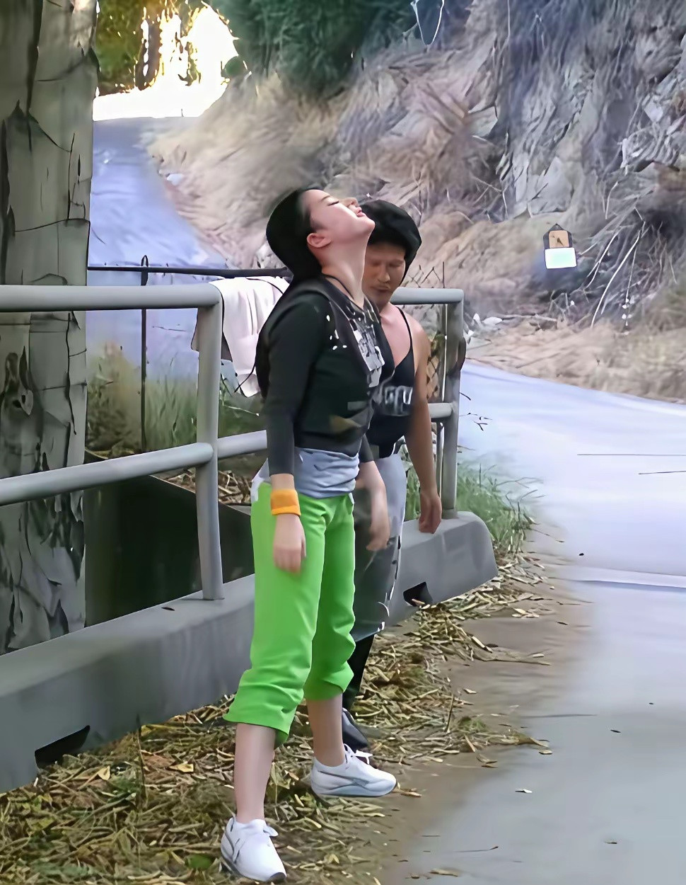 刘亦菲这是在干什么啊？一点都不符合女神的人设啊，这是在练“舞”功？还是练习“武”