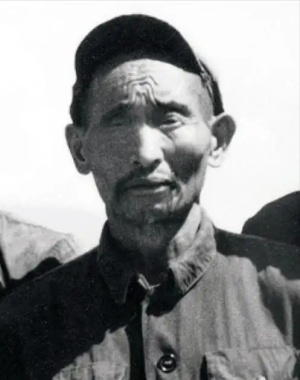 1952年大凉山深处，解放军从奴隶主手里救出一个眼睛都快烂掉的汉人。当兵的看他太