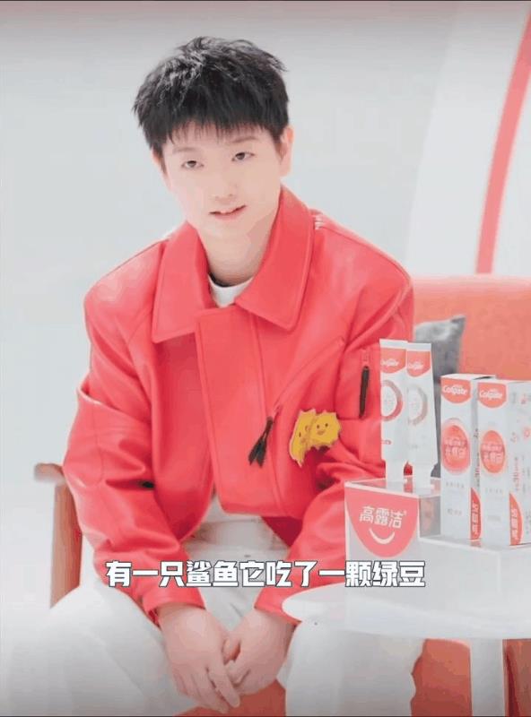 莎莎猜冷笑话：“绿豆沙，大白鲨！主持人：有一只鲨鱼吃了一颗绿豆，变成了什么，