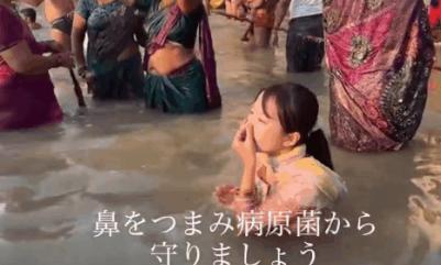 2022年，22岁的日本女网红去印度恒河净身，下蹲浸水引发身体不适，上岸一小时后